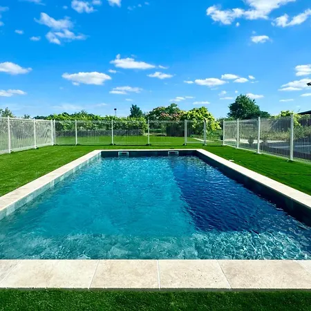 Enorme Domaine Avec Piscine, Salle De Fete, Boulodrome, Cinema Et * Нерак